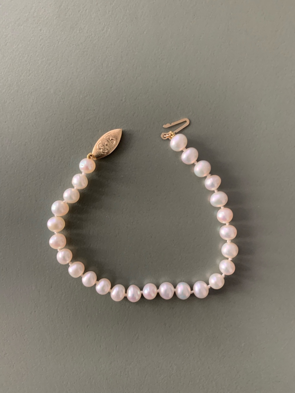 Classic Pearl Bracelet with Gold Clasp - White Pearls